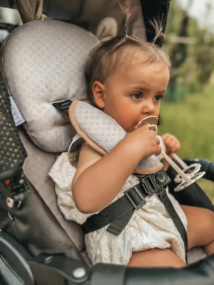 Poduszka do wózka muślinowa z angielskim haftem Len - Kawa z Mlekiem